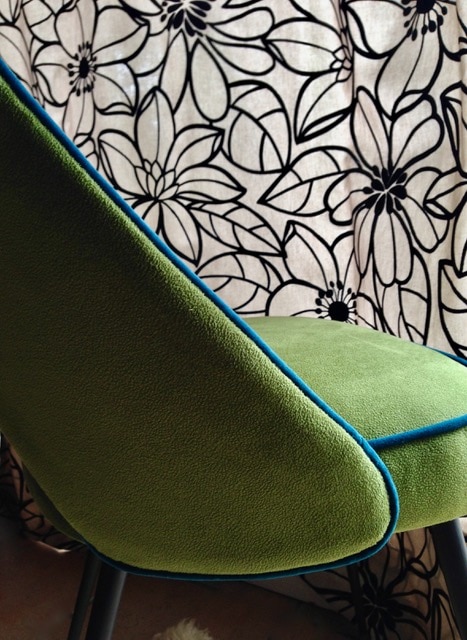 Détail d'une chaise fauteuil Guariche - design années 50-60 - tissu Casal Aqua Clean et passepoil velours bleu