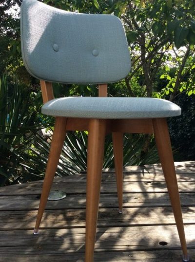 Chaise vintage, classique des années 50, pieds compas en bois clair
