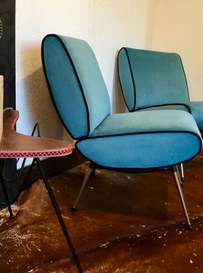 Paire de fauteuils Kiss Bleus – pieds en laiton de forme fuseau Paire de fauteuils Kiss Bleus - pieds en laiton de forme fuseau